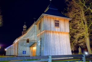 Kościół w Łapanowie nocą